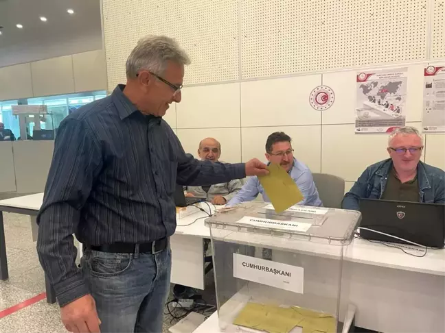 Yurtdışı seçmenler Sarp Sınır Kapısı'nda oy kullanmaya başladı