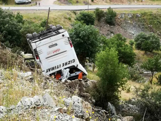 Şırnak'ta otobüs şarampole yuvarlandı: 2 yaralı