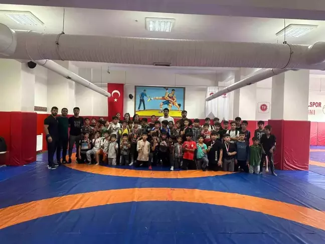 Küçükler Minderi Terletti: Batman'da Okul Sporları Güreş Müsabakaları Tamamlandı