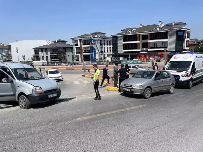 Sakarya'da hafif ticari araç yan yattı, vatandaşlar aracı düzeltti