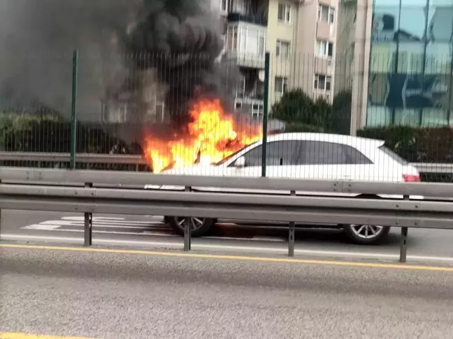 Şişli'de Otomobil Yanarak Kül Oldu