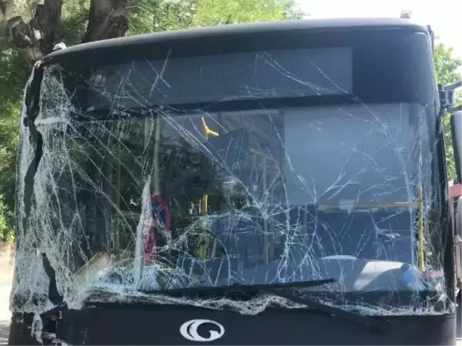 Ankara'da EGO Otobüsü ile Özel Halk Otobüsü Çarpıştı: 6 Yaralı
