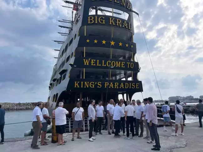 Antalya'da 200 Milyon TL'ye Mal Olan Günübirlik Tur Teknesi Denize İndi