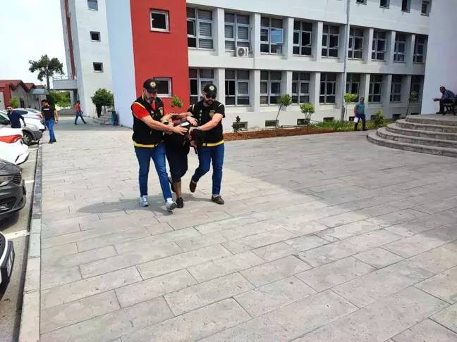 Adana'da kaçan otomobili kovalarken kaza sonucu yaralanan polislere hakaret eden şüpheli yakalandı