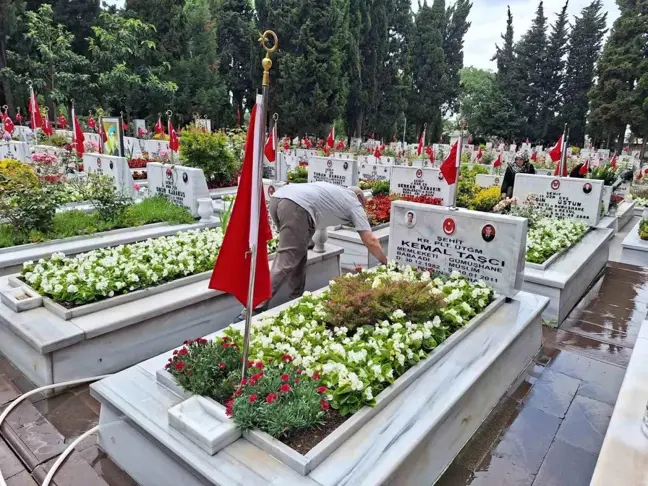 Edirnekapı Şehitliği'nde Babalar Günü ziyareti