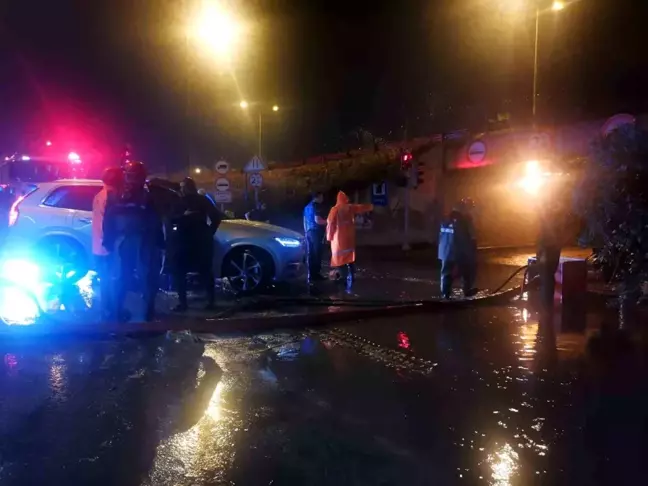 İzmir'de Sağanak Yağış: Araçlar Sel Sularına Gömüldü