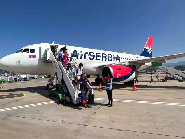 Sırbistan'dan Sezonun İlk Uçuşuyla 86 Turist Alanya'ya Geldi