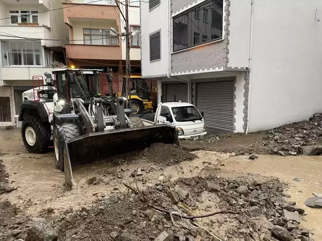 Giresun'un Duroğlu beldesinde sağanak nedeniyle su baskınları ve heyelanlar