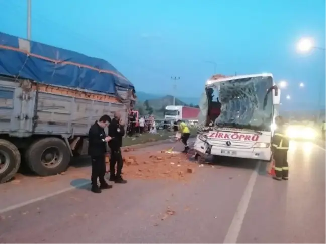 Çorum'da Yolcu Otobüsü Kamyonla Çarpıştı: 1 Ölü, 9 Yaralı