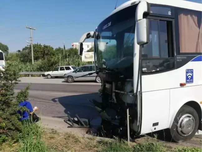 Akhisar'da servis midibüsü traktöre çarptı: 1 ölü, 10 yaralı