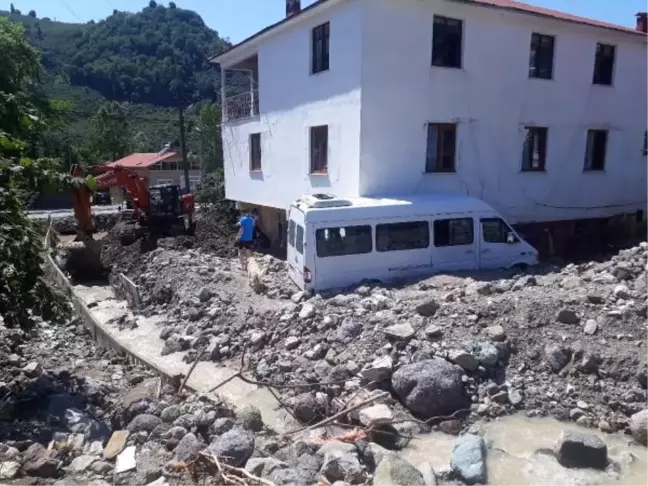 Giresun'da selin izleri siliniyor, heyelanda kaybolan kişi aranıyor (2)
