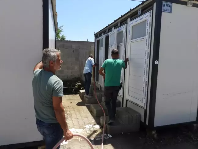 Samandağ'da depremzedelerin kaldığı konteynerlerde dezenfeksiyon çalışması