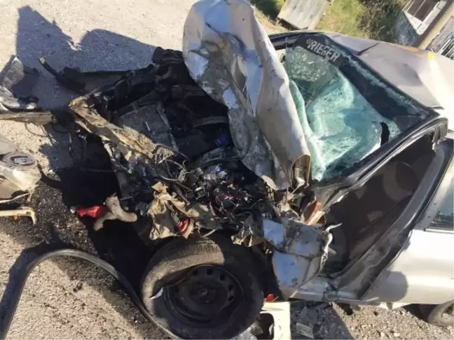 Manisa'da TIR ile kafa kafaya çarpışan otomobilin sürücüsü hayatını kaybetti