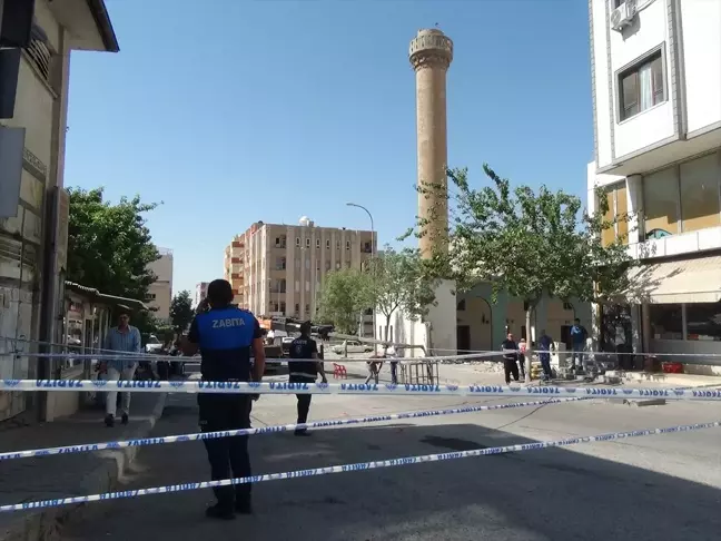 Viranşehir'deki Deprem Etkisiyle Hasar Gören Cami Yıkıldı