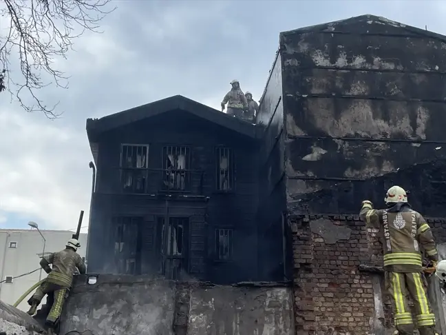 Fatih'te Hurdalık Alanında Çıkan Yangın 3 Katlı Ahşap Binaya Sıçradı