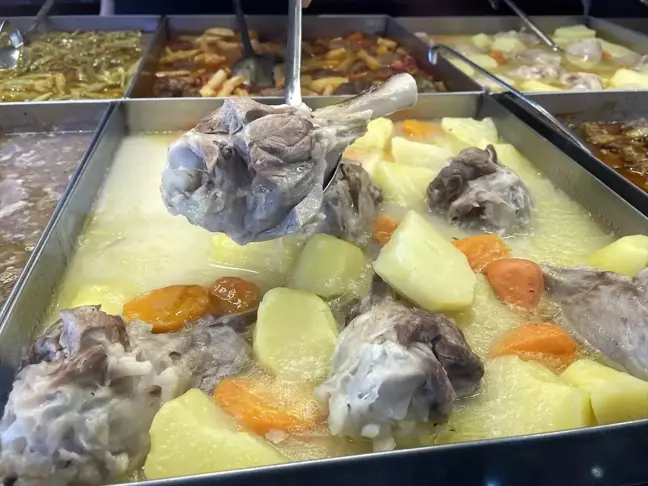 Kardiyoloji Uzmanı uyarıyor: Bayramda et ve tatlı tüketimine sınır koyun