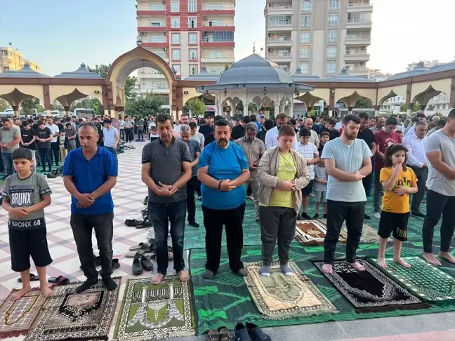 Depremlerden Etkilenen Şehirlerde Bayram Namazı Kılındı