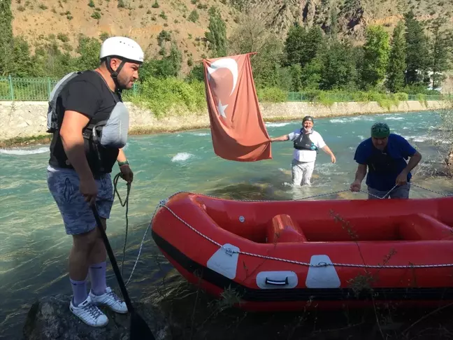 Artvin'in Yusufeli ilçesinde rafting tutkunları adrenalin dolu anlar yaşıyor