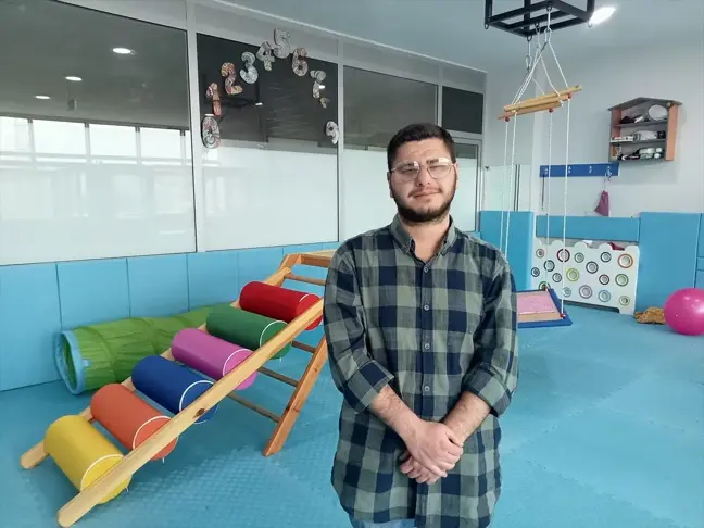 Otizmi Aşan Genç, Diğer Otizmli Bireylere Moral Veriyor