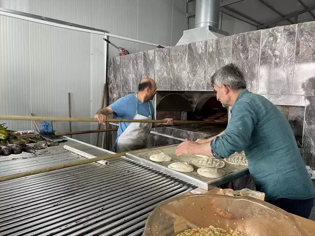 Kahramanmaraş merkezli depremlerde fırınları yıkılan Malatyalı 3 fırıncı, yeni fırında ekmek üretimine başladı