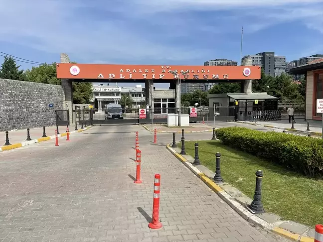 Bayrampaşa'da Yüzme Havuzunda Hareketsiz Halde Bulunan Lise Öğrencisi Yaşamını Yitirdi