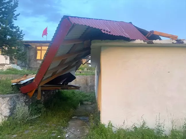 Ardahan'da Şiddetli Rüzgarın Etkisi: Binaların Çatıları Uçtu