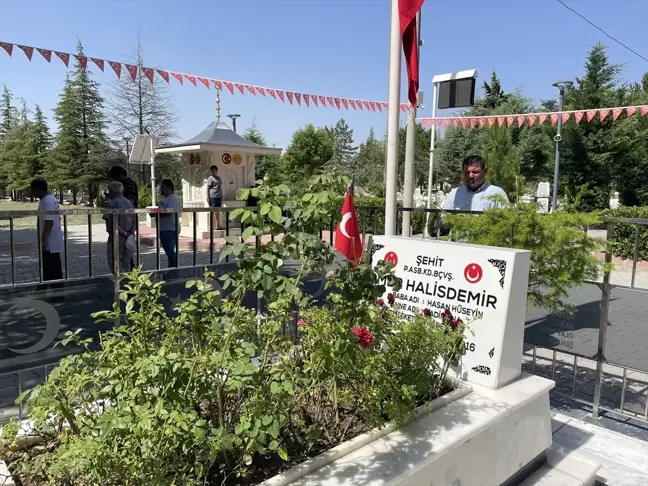 15 Temmuz Şehidi Ömer Halisdemir'in Kabrine Ziyaretler Sürüyor