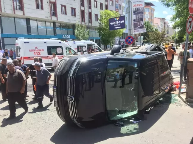 Kars'ta pikap ile minibüsün çarpışması sonucu 5 kişi yaralandı