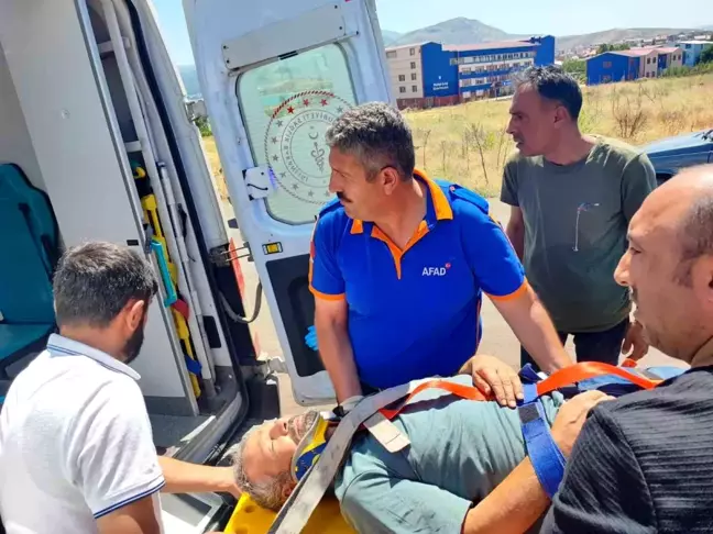 Bitlis'te Tır ve Kamyonet Çarpışması: 3 Kişi Yaralandı