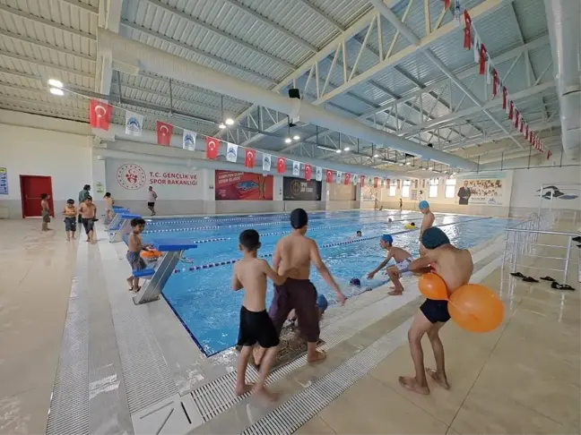 Şanlıurfa'da Yarı Olimpik Yüzme Havuzu Çocukların Serinleme Noktası Haline Geldi