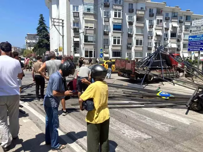 Bursa'da freni patlayan kamyon 2 araç ve 1 motosiklete çarptı