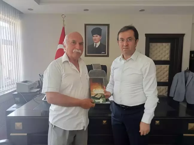 Termeli eğitimci yazar Baha Rahmi Özen, yeni kitabını Terme Kaymakamı ve İlçe Milli Eğitim Müdürü'ne takdim etti