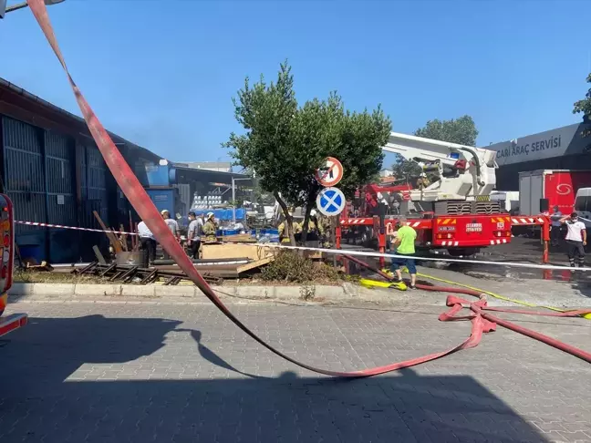 Başakşehir'de kauçuk ve silikon kaplama yapan iş yerinde yangın çıktı
