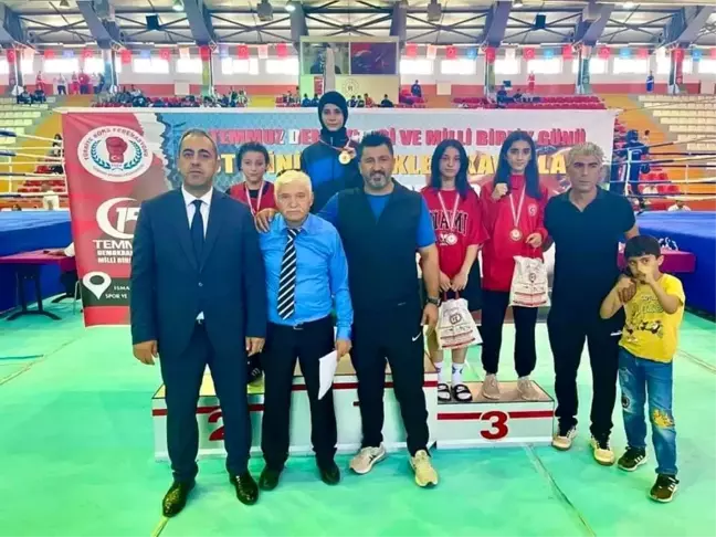 Kozan Belediyespor sporcusu Azra Nur Çetin Türkiye Boks Şampiyonası'nda şampiyon oldu