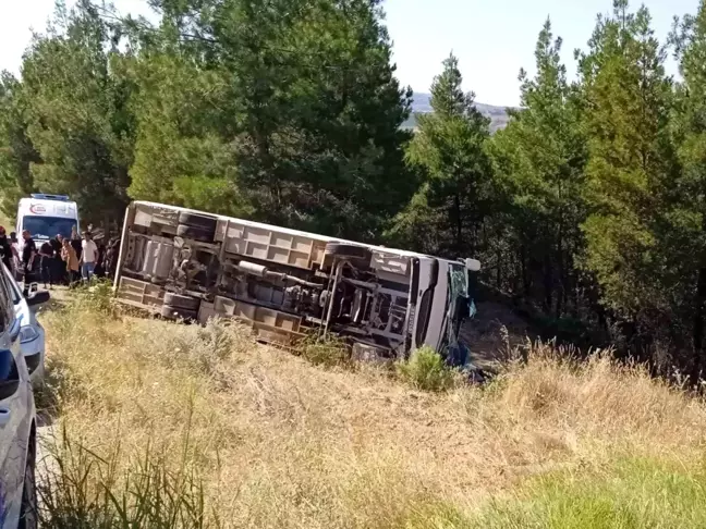 Denizli'de servis otobüsü şarampole devrildi: Yaralı sayısı 19'a yükseldi