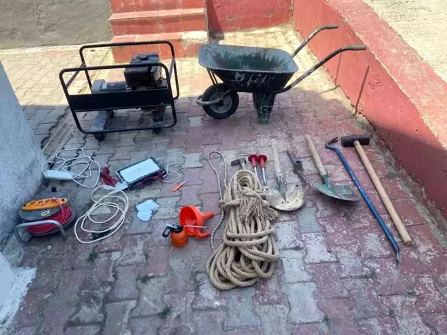 Tekirdağ'ın Hayrabolu ilçesinde kaçak kazı yapan 3 şüpheli yakalandı