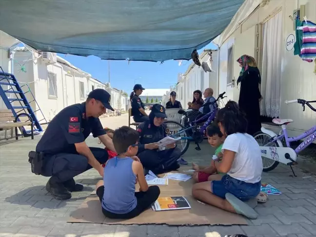 Kadın Astsubaylar Depremzedelere Moral Veriyor
