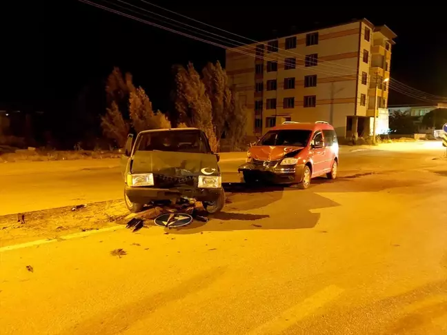 Konya'da Hafif Ticari Araç ile Otomobil Çarpıştı: 4 Yaralı