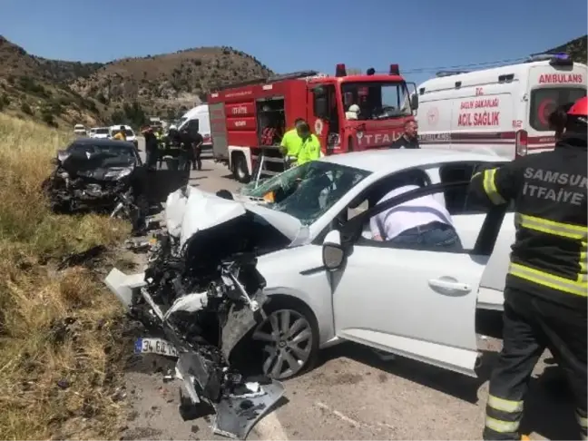 Amasya'da kafa kafaya çarpışan otomobillerde 1 ölü, 5 yaralı