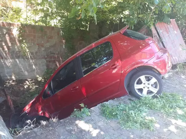 Beykoz'da park halindeki 2 araca çarptıktan sonra devrilen otomobildeki 2 kişi yaralandı
