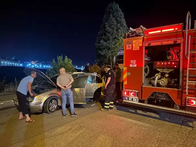 Karabük'te park halindeki otomobilde çıkan yangın hasara neden oldu
