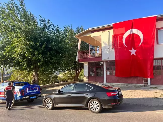 Afyonkarahisar'da kaza sonucu şehit olan Jandarma Astsubay Kıdemli Çavuş Mustafa Tatlı'nın ailesine şehadet haberi verildi
