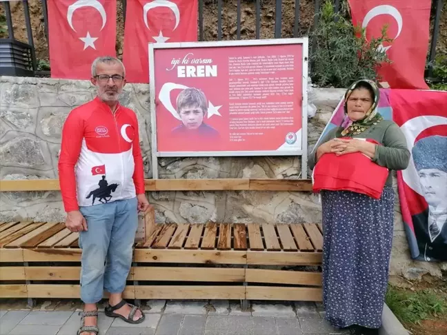 İzmirli Bisikletçi Şehit Eren Bülbül'ün Anısına Türk Bayrağı Takdim Etti