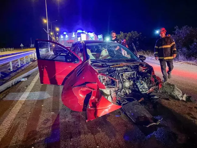 Amasya'da otomobil elektrik direğine çarptı: 3 yaralı