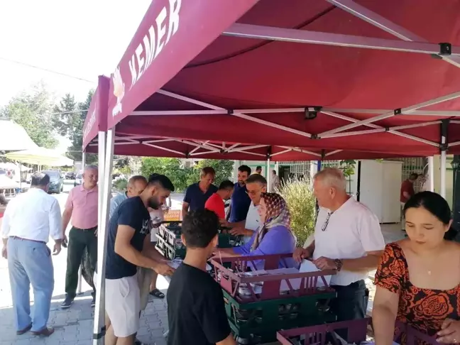 Kemer Belediye Başkanı Vatandaşlara Aşure İkramında Bulundu