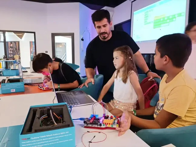 Antalya Bilim Merkezi'nde Çocuklar Robotik Kodlama Atölyesinde Yeteneklerini Geliştiriyor