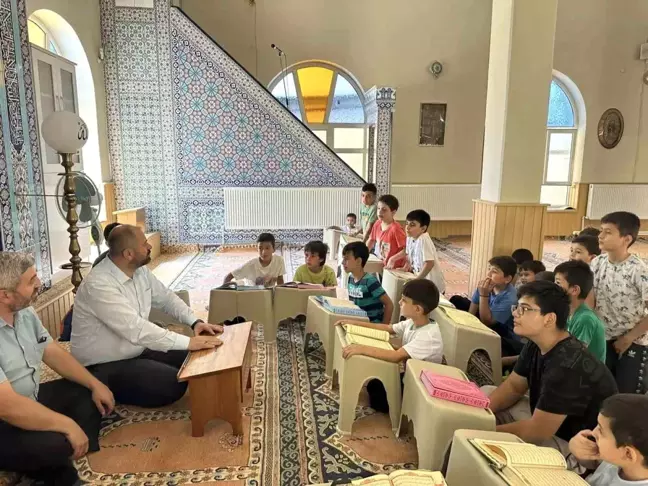 Orhaneli Belediye Başkanı Ali Aykurt Kur'anı Kerim öğrenen öğrencilere dondurma ikram etti