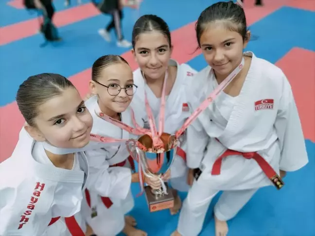 Bilecik Kız Takımı Uluslararası Marmara Cup Karate Turnuvası'nda 3. oldu