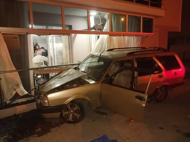 Kütahya'da Otomobil Apartman Duvarına Çarptı: 3 Yaralı
