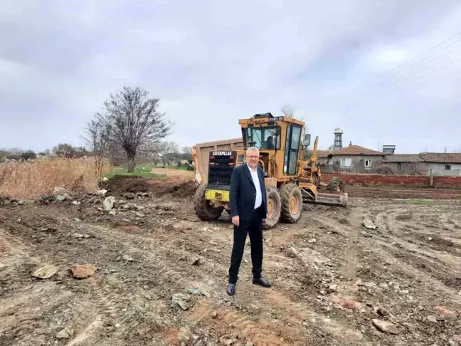Karacabey Belediyesi, çiftçilere destek olmak için arazi yollarını düzenliyor